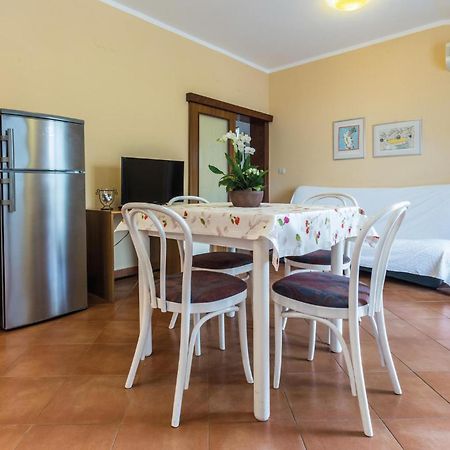 Gorgeous Apartment In Porec With Kitchen מראה חיצוני תמונה